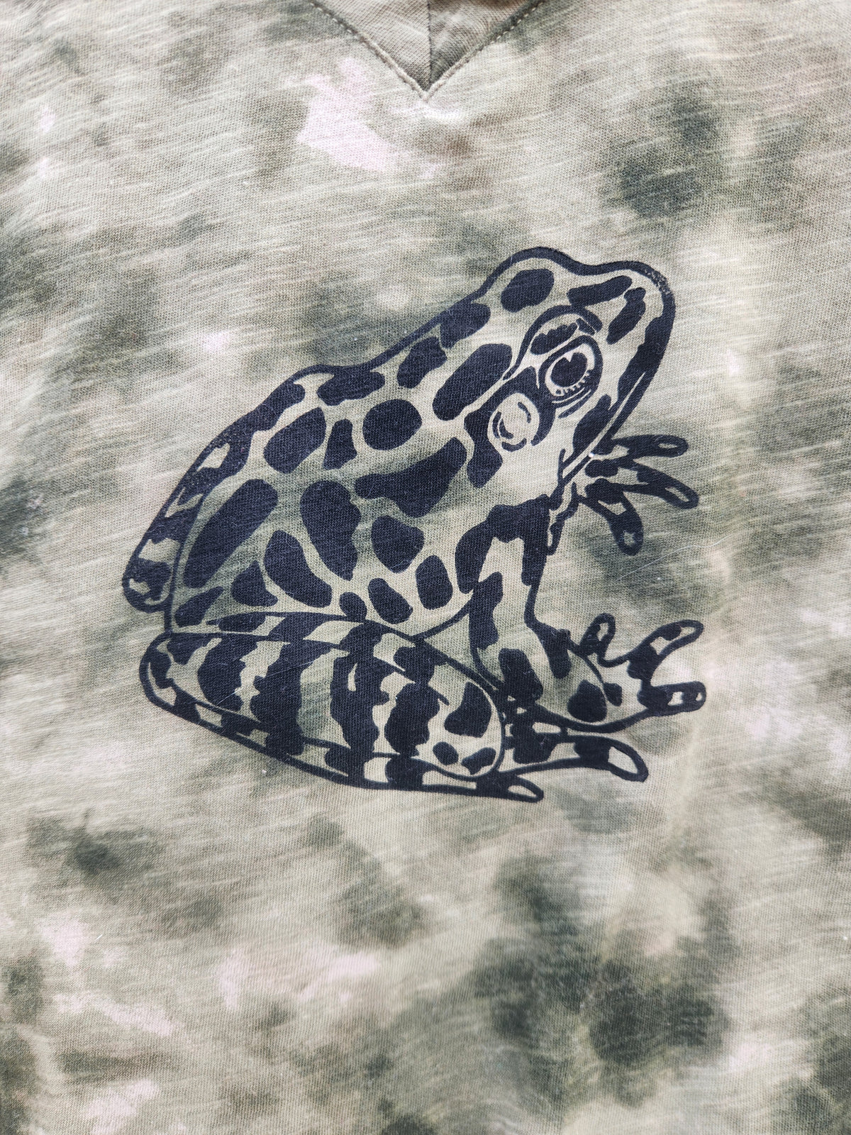 hand printed frog tshirt - upcycled thrifted tee - small